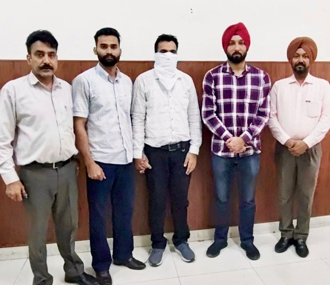 Patwari arrested for taking bribe of ten thousand rupees in exchange of land transfer